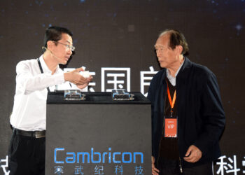 מנכ״ל Cambricon Technology, צ׳ן טיינשי (משמאל), וצ׳ן גואוליאנג, אקדמאי של האקדמיה הסינית למדעים (CAS), חושפים את שבב הענן Cambricon MLU100 – שבב הענן הראשון לבינה מלאכותית (AI) בסין, שפותח על-ידי Cambricon Technology. אילוסטרציה: depositphotos.com