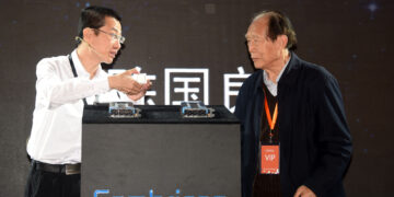 מנכ״ל Cambricon Technology, צ׳ן טיינשי (משמאל), וצ׳ן גואוליאנג, אקדמאי של האקדמיה הסינית למדעים (CAS), חושפים את שבב הענן Cambricon MLU100 – שבב הענן הראשון לבינה מלאכותית (AI) בסין, שפותח על-ידי Cambricon Technology. אילוסטרציה: depositphotos.com