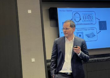 פרופ’ כריסטיאן מייר מציג את המחשב הנוירומורפי בעל מיליוני היחידות בכנס TSMC באמסטרדם. צילום: אבי בליזובסקי