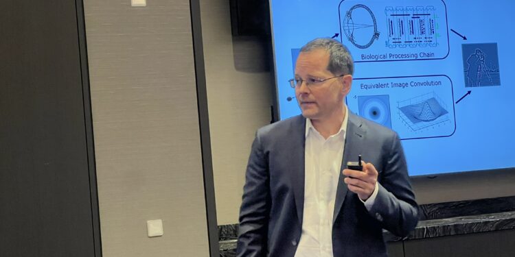 פרופ’ כריסטיאן מייר מציג את המחשב הנוירומורפי בעל מיליוני היחידות בכנס TSMC באמסטרדם. צילום: אבי בליזובסקי