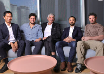 בתמונה: מימין לשמאל: אלן הו, מנכ"ל Qolab, ד״ר יונתן כהן, סמנכ״ל הטכנולוגיות של QM, פרופ׳ ג׳ון מרטיניס, סמנכ״ל הטכנולוגיות של Qolab, ד״ר איתמר סיוון, מנכ״ל QM, ד״ר ניסים אופק, מהנדס ראשי ב-QM. צילום: אוראל כהן