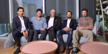 בתמונה: מימין לשמאל: אלן הו, מנכ"ל Qolab, ד״ר יונתן כהן, סמנכ״ל הטכנולוגיות של QM, פרופ׳ ג׳ון מרטיניס, סמנכ״ל הטכנולוגיות של Qolab, ד״ר איתמר סיוון, מנכ״ל QM, ד״ר ניסים אופק, מהנדס ראשי ב-QM. צילום: אוראל כהן