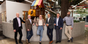 צוות ההנהלה של xLight במשרדי קרן ההון סיכון Playground Global בפאלו אלטו, קליפורניה. משמאל לימין: סגן נשיא למערכות מאיצים ברוס דונהאם (Bruce Dunham), סגן נשיא למדיניות גלובלית ולשיתופי פעולה עם המגזר הציבורי בן פרסר (Ben Purser), סגן נשיא למערכות פוטונים כריס אנדרסון (Chris Anderson), המנכ"ל ומנהל הטכנולוגיות הראשי ניקולס קלז (Nicholas Kelez), הסמנכ"ל המסחרי קווין היידריך (Kevin Heidrich) וסגן נשיא להנדסה ולתיעוש אנדרו בריל (Andrew Burrill). צילום: xLight / סטפני קואן (Stephanie Cowan).