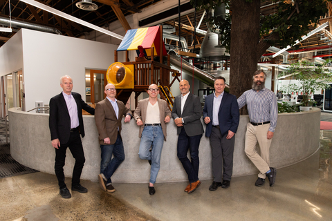 צוות ההנהלה של xLight במשרדי קרן ההון סיכון Playground Global בפאלו אלטו, קליפורניה. משמאל לימין: סגן נשיא למערכות מאיצים ברוס דונהאם (Bruce Dunham), סגן נשיא למדיניות גלובלית ולשיתופי פעולה עם המגזר הציבורי בן פרסר (Ben Purser), סגן נשיא למערכות פוטונים כריס אנדרסון (Chris Anderson), המנכ"ל ומנהל הטכנולוגיות הראשי ניקולס קלז (Nicholas Kelez), הסמנכ"ל המסחרי קווין היידריך (Kevin Heidrich) וסגן נשיא להנדסה ולתיעוש אנדרו בריל (Andrew Burrill). צילום: xLight / סטפני קואן (Stephanie Cowan).