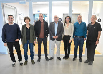 מימין לשמאל: המשנה הבכיר לנשיא הטכניון פרופ' דני רז, דיקן הפקולטה הנכנס פרופ' שחר קוטינסקי, מנכ"לית Intel ישראל וסגנית נשיא Intel העולמית  קרין אייבשיץ סגל, נשיא הטכניון פרופ' אורי סיון, מנכ"ל Apple ישראל וסגן נשיא ב-Apple רוני פרידמן, הדיקנית היוצאת פרופ' עדית קידר ותמיר עזרזר, סגן נשיא בכיר לפיתוח שבבים באנבידיה. צילום: שרון צור, דוברות הטכניון