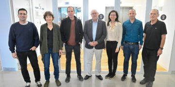 מימין לשמאל: המשנה הבכיר לנשיא הטכניון פרופ' דני רז, דיקן הפקולטה הנכנס פרופ' שחר קוטינסקי, מנכ"לית Intel ישראל וסגנית נשיא Intel העולמית  קרין אייבשיץ סגל, נשיא הטכניון פרופ' אורי סיון, מנכ"ל Apple ישראל וסגן נשיא ב-Apple רוני פרידמן, הדיקנית היוצאת פרופ' עדית קידר ותמיר עזרזר, סגן נשיא בכיר לפיתוח שבבים באנבידיה. צילום: שרון צור, דוברות הטכניון