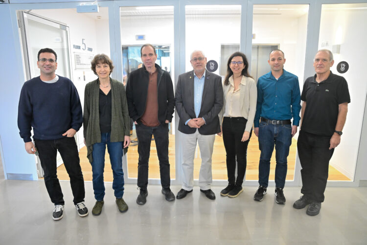 מימין לשמאל: המשנה הבכיר לנשיא הטכניון פרופ' דני רז, דיקן הפקולטה הנכנס פרופ' שחר קוטינסקי, מנכ"לית Intel ישראל וסגנית נשיא Intel העולמית קרין אייבשיץ סגל, נשיא הטכניון פרופ' אורי סיון, מנכ"ל Apple ישראל וסגן נשיא ב-Apple רוני פרידמן, הדיקנית היוצאת פרופ' עדית קידר ותמיר עזרזר, סגן נשיא בכיר לפיתוח שבבים באנבידיה. צילום: שרון צור, דוברות הטכניון