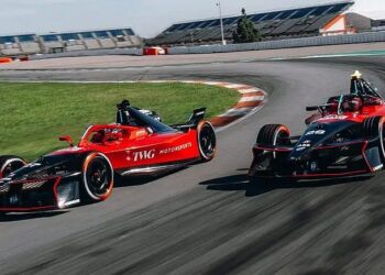 מכוניות המירוץ החשמליות של קבוצת אנדרטי במסלול ריקרדו טורמו בוולנסיה, ספרד. צילום: Andretti