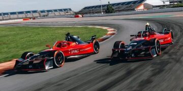 מכוניות המירוץ החשמליות של קבוצת אנדרטי במסלול ריקרדו טורמו בוולנסיה, ספרד. צילום: Andretti