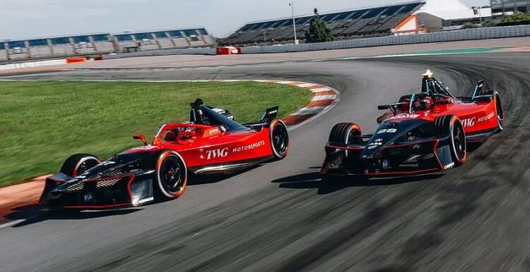 מכוניות המירוץ החשמליות של קבוצת אנדרטי במסלול ריקרדו טורמו בוולנסיה, ספרד. צילום: Andretti