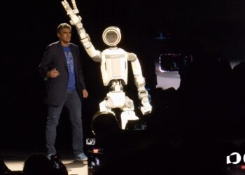 רובוטים דמויי אדם ב-CES 2026: הדור החדש משלב חיישנים, מודלים ומחשוב מקומי כדי לפעול בעולם הפיזי בזמן אמת.