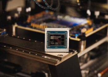 מאיץ ההסקה Maia 200 של מיקרוסופט – מיועד להפקת “טוקנים” יעילה יותר במרכזי הנתונים של Azure. צילום: Microsoft