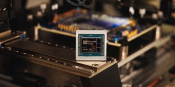 מאיץ ההסקה Maia 200 של מיקרוסופט – מיועד להפקת “טוקנים” יעילה יותר במרכזי הנתונים של Azure. צילום: Microsoft