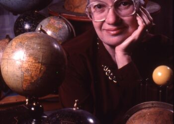 ורה רובין עם גלובוסים ישנים. Credit: Photograph by Mark Godfrey, courtesy AIP Emilio Segre Visual Archives. מתוך ויקימדיה