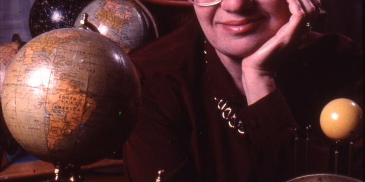 ורה רובין עם גלובוסים ישנים. Credit: Photograph by Mark Godfrey, courtesy AIP Emilio Segre Visual Archives. מתוך ויקימדיה