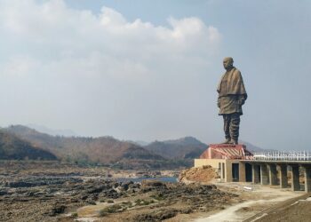 פסל ענק בגו'אראט. אילוסטרציה: depositphotos.com