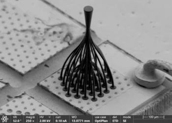 התקן פוטוני זעיר שהודפס ישירות על גבי שבב לייזר מסוג VCSEL ומרכז עשרות מקורות אור אל סיב אופטי יחיד.