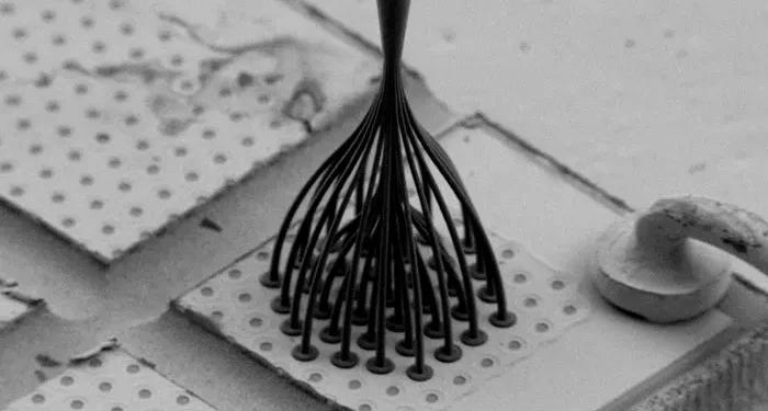 התקן פוטוני זעיר שהודפס ישירות על גבי שבב לייזר מסוג VCSEL ומרכז עשרות מקורות אור אל סיב אופטי יחיד.