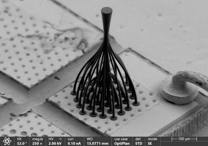 התקן פוטוני זעיר שהודפס ישירות על גבי שבב לייזר מסוג VCSEL ומרכז עשרות מקורות אור אל סיב אופטי יחיד.