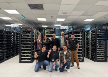 עומדים מימין לשמאל: אלכס קנטור, אבי אברהם, משה כהן, אסתר סלם, מרים אנגל יושבים מימין לשמאל: קובי בר, משה אליהו, סרגי אובסיאניקוב. צילום: עדן סיטון