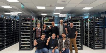 עומדים מימין לשמאל: אלכס קנטור, אבי אברהם, משה כהן, אסתר סלם, מרים אנגל יושבים מימין לשמאל: קובי בר, משה אליהו, סרגי אובסיאניקוב. צילום: עדן סיטון