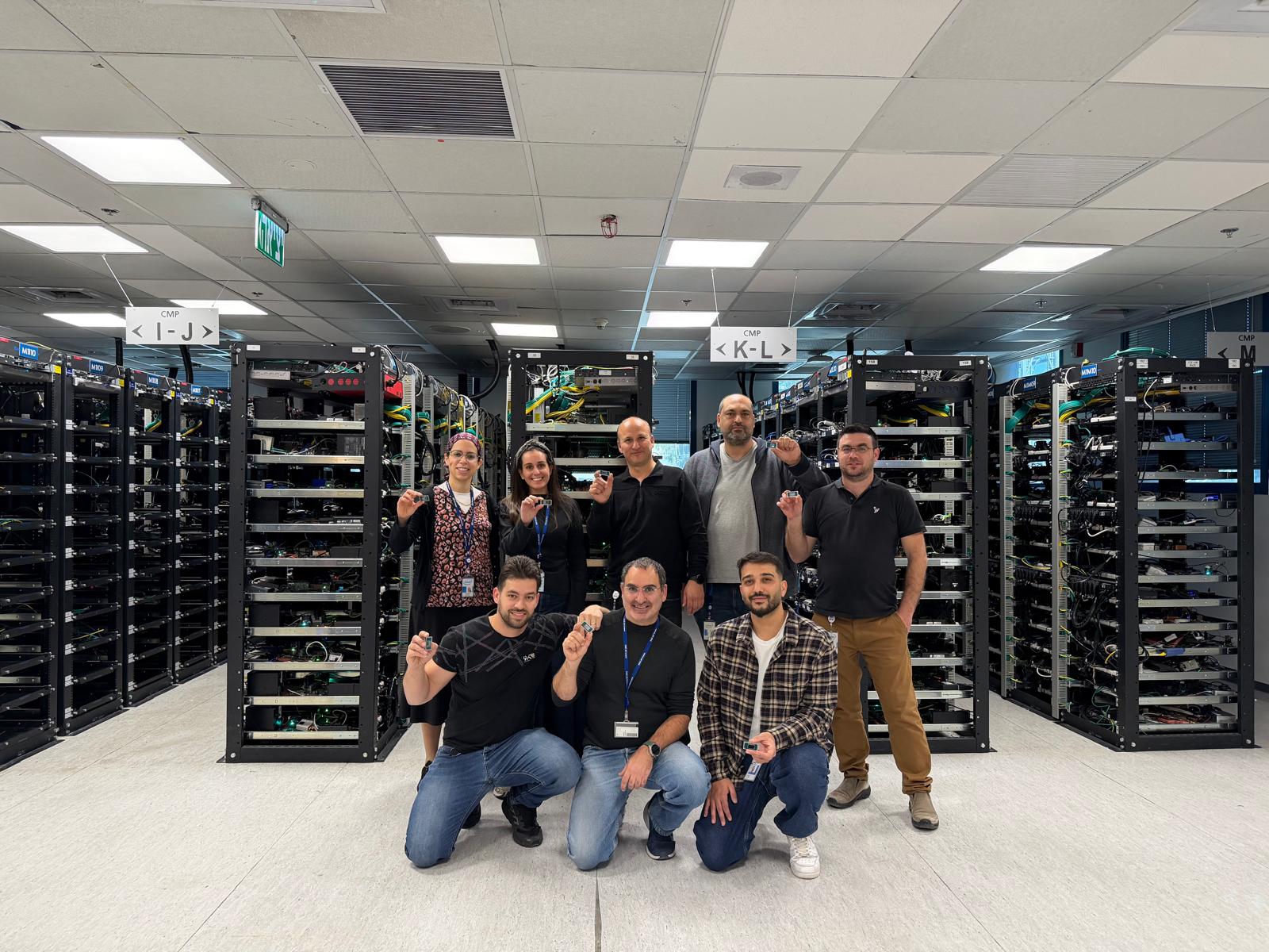 עומדים מימין לשמאל: אלכס קנטור, אבי אברהם, משה כהן, אסתר סלם, מרים אנגל יושבים מימין לשמאל: קובי בר, משה אליהו, סרגי אובסיאניקוב. צילום: עדן סיטון