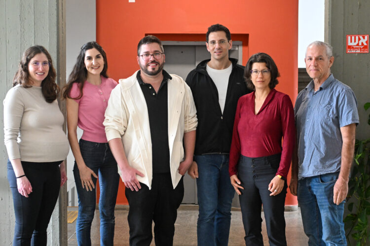 מובילי הפרויקט בטכניון, מימין לשמאל - פרופ' תומאס שולטהייס, פרופ' תמר סגל-פרץ, פרופ' עדו קמינר, ד"ר דביר הריס, ד"ר ליה אנגל וד"ר לוסי ליברמן. (צילום: רמי שלוש, דוברות הטכניון)