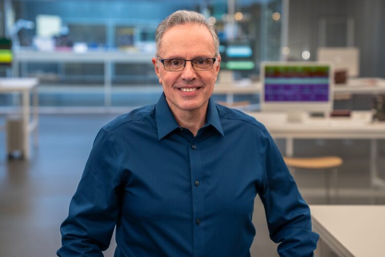 ג'וני סרוג'י, מנהל תחום החומרה באפל. צילום יחצ