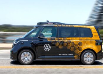 רכב Volkswagen ID. Buzz אוטונומי המשמש בפרויקט הרובוטקסי של MOIA, פולקסווגן ואובר, המבוסס על טכנולוגיית הנהיגה האוטונומית של מובילאיי. קרדיט: Volkswagen/MOIA