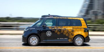 רכב Volkswagen ID. Buzz אוטונומי המשמש בפרויקט הרובוטקסי של MOIA, פולקסווגן ואובר, המבוסס על טכנולוגיית הנהיגה האוטונומית של מובילאיי. קרדיט: Volkswagen/MOIA