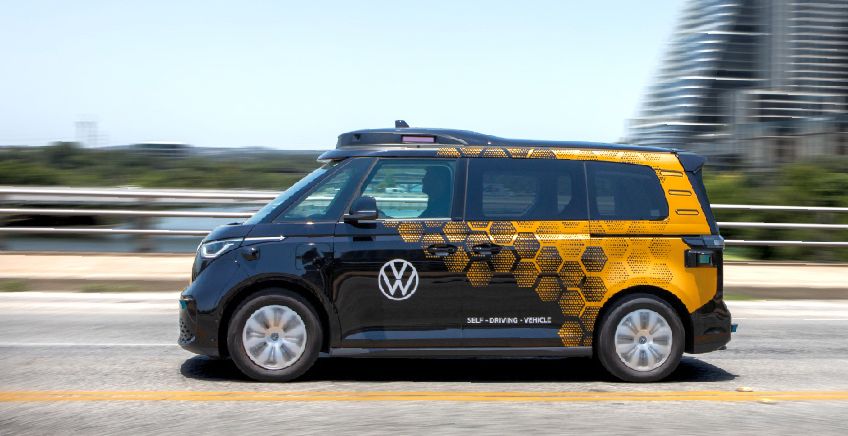 רכב Volkswagen ID. Buzz אוטונומי המשמש בפרויקט הרובוטקסי של MOIA, פולקסווגן ואובר, המבוסס על טכנולוגיית הנהיגה האוטונומית של מובילאיי. קרדיט: Volkswagen/MOIA