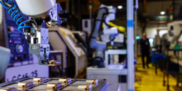 רובוט מבנה בפס הייצור של UCT ישראל. צילום יחצ