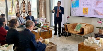 הזדמנויות השקעה: תת־שר המסחר וראש מועצת ההשקעות של הפיליפינים, ספרינו רודולפו, מציג בפני חברות ישראליות בתל אביב הזדמנויות השקעה ושיתופי פעולה בפיליפינים בתחומי הבינה המלאכותית, הסייבר, המוליכים למחצה והכלכלה הכחולה. צילום: DTI.