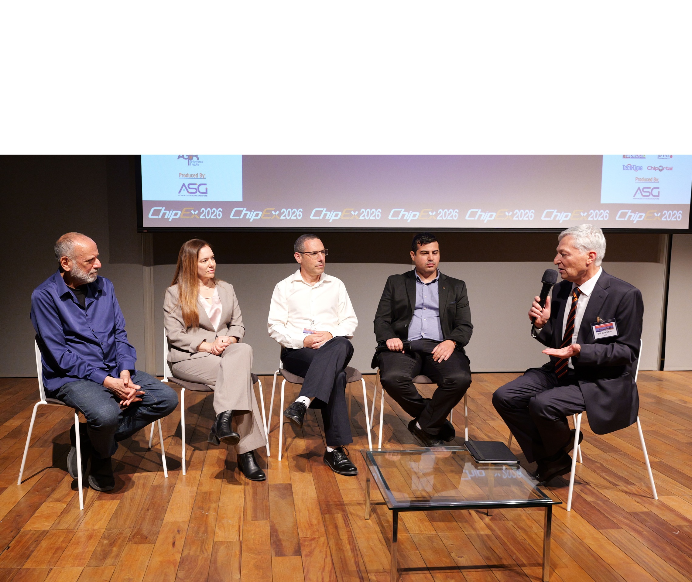 פאנל הבכירים בכנס ChipEx2026. N מימין לשמאל המנחה שלמה גרדמן, אושר שפירא, טל שוורץ, שרון לב-יוגב, דב מורן. צילום: צילום: עמית אלפונטה