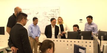 מומחה מ-Qarakal Quantum מסביר לשגריר נגויין קי סון על היישומים האפשריים של הטכנולוגיה. קרדיט: צילום VNA/VNS, Thanh Bình.