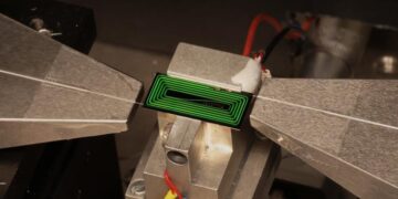 שבב של EPFL מבוססת לייזר אולטרה מהיר פועלת בניסוי מעבדתי. המכשיר מייצר פעימות לייזר קצרות במיוחד ישירות על השבב הפוטוני. מתוך המחקר