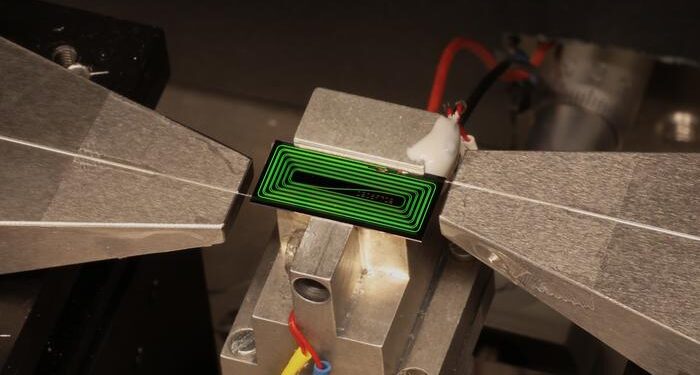 שבב של EPFL מבוססת לייזר אולטרה מהיר פועלת בניסוי מעבדתי. המכשיר מייצר פעימות לייזר קצרות במיוחד ישירות על השבב הפוטוני. מתוך המחקר