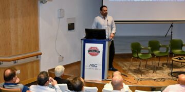 סשה רויטמן, מנכ"ל התנועה למאבק באנטישמיות — Combat Antisemitism Movement במפגש הסיליקון קלאב, יוני 2026. צילום: שמואל אוסטר