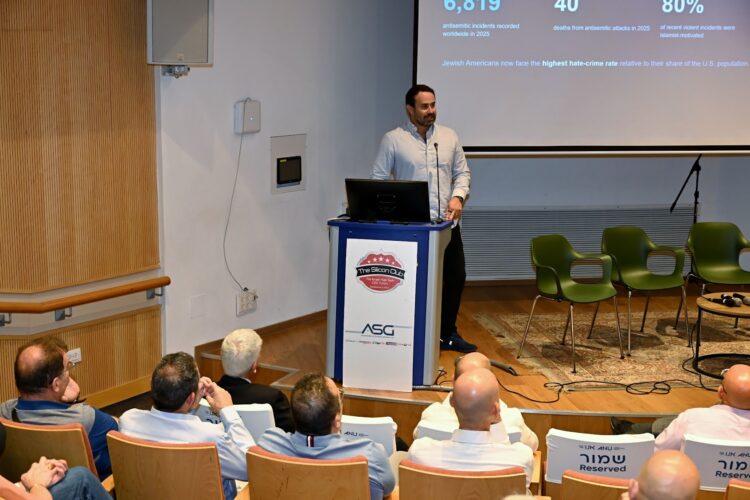 סשה רויטמן, מנכ"ל התנועה למאבק באנטישמיות — Combat Antisemitism Movement במפגש הסיליקון קלאב, יוני 2026. צילום: שמואל אוסטר