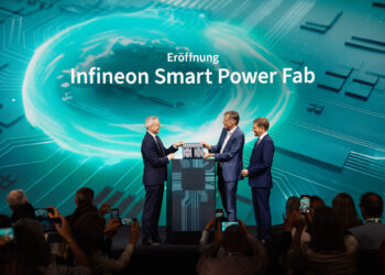 טקס פתיחת מפעל Smart Power Fab של אינפיניאון בדרזדן. משמאל: השר הגרמני לטרנספורמציה דיגיטלית קרסטן וילדברגר, מנכ"ל אינפיניאון יוכן הנבק וראש ממשלת סקסוניה מיכאל קרצ'מר. צילום: Infineon / mio motion.