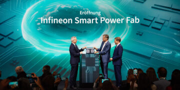 טקס פתיחת מפעל Smart Power Fab של אינפיניאון בדרזדן. משמאל: השר הגרמני לטרנספורמציה דיגיטלית קרסטן וילדברגר, מנכ"ל אינפיניאון יוכן הנבק וראש ממשלת סקסוניה מיכאל קרצ'מר. צילום: Infineon / mio motion.