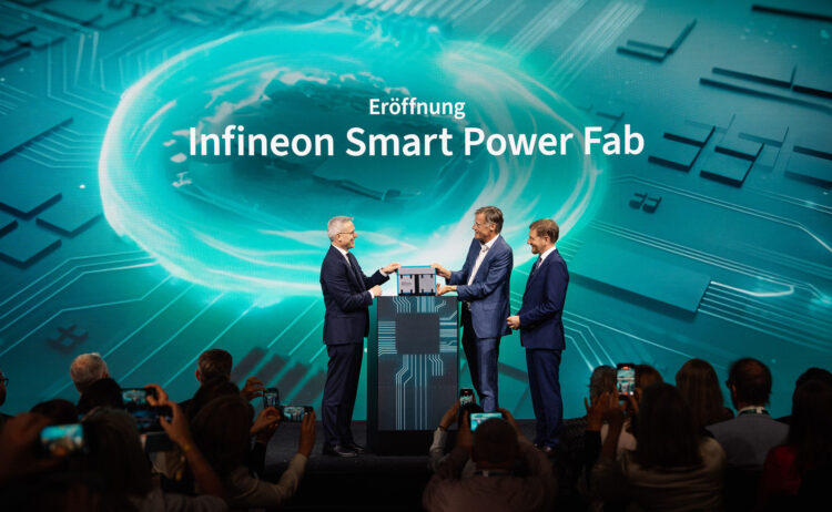 טקס פתיחת מפעל Smart Power Fab של אינפיניאון בדרזדן. משמאל: השר הגרמני לטרנספורמציה דיגיטלית קרסטן וילדברגר, מנכ"ל אינפיניאון יוכן הנבק וראש ממשלת סקסוניה מיכאל קרצ'מר. צילום: Infineon / mio motion.