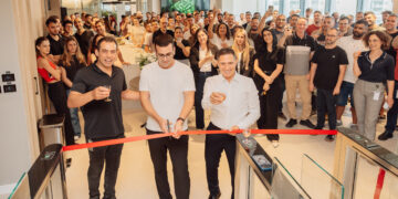 ראש עיריית באר שבע רוביק דנילוביץ, תמיר עזרזר ועמית קריג חנכו את מרכז המחקר והפיתוח החדש של אנבידיה בבאר שבע. קרדיט: באדיבות NVIDIA