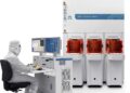 מערכות VeritySEM 7AP ו־SEMVision G7AP של אפלייד מטיריאלס למדידה ולניתוח פגמים באריזות שבבים מתקדמות. קרדיט: Applied Materials.