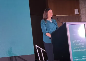 גילה לויקה, מנהלת מוצר לתחזיות שיטפונות וחוסן בפני משברים ב־Google Research, בהרצאתה בוועידה השנתית ה־54 למדע ולסביבה בירושלים, 8 ביולי 2026. צילום: אבי בליזובסקי