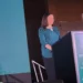 גילה לויקה, מנהלת מוצר לתחזיות שיטפונות וחוסן בפני משברים ב־Google Research, בהרצאתה בוועידה השנתית ה־54 למדע ולסביבה בירושלים, 8 ביולי 2026. צילום: אבי בליזובסקי