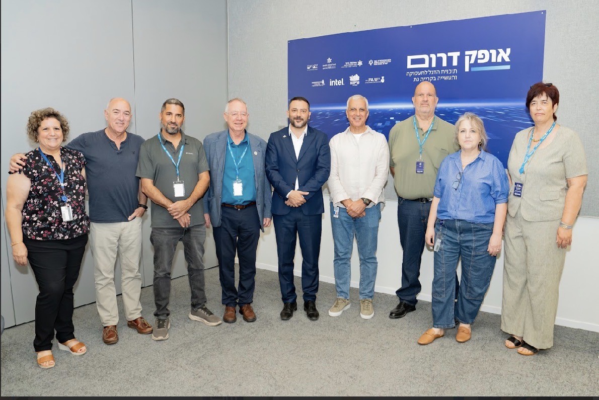נציגי הגופים והחברות השותפים בתוכנית „אופק דרום” באירוע הרחבת התוכנית בקריית גת. צילום: אלה מאירוביץ
