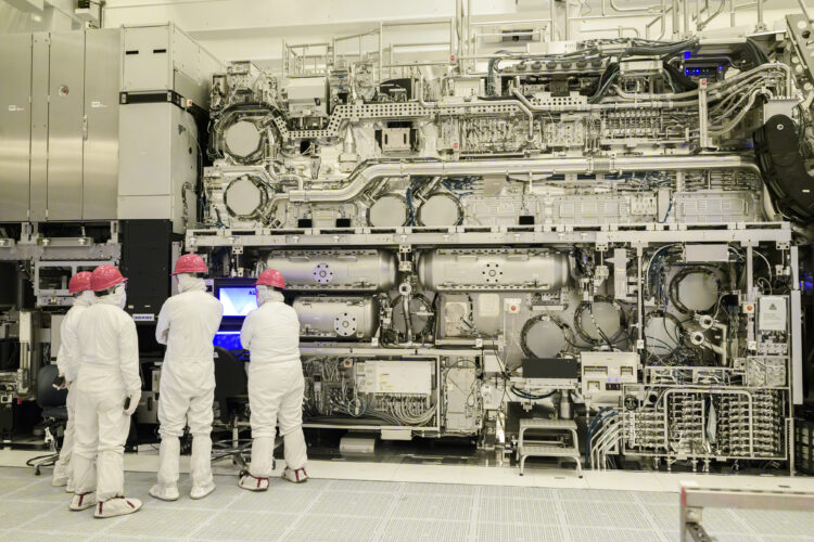 Intel-High-NA-EUV - מערכת של ASML במפעל אינטל. צילום יחצ