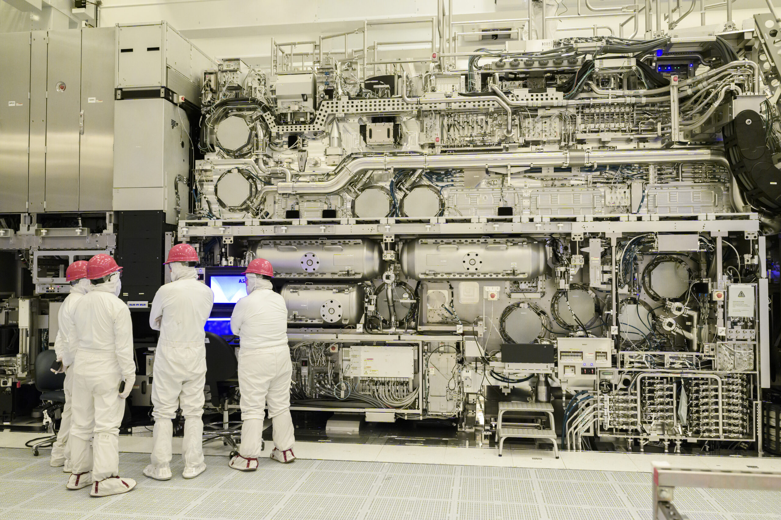 Intel-High-NA-EUV - מערכת של ASML במפעל אינטל. צילום יחצ