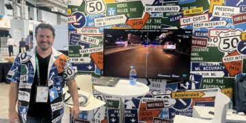 עודד שובל בביתן BEAMR בכנס Autosens 2026 בברצלונה. צילום: אבי בליזובסקי
